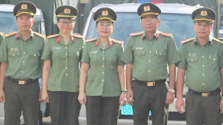 Công an Đồng Tháp trang cấp ô tô tuần tra cho Công an xã, thị trấn