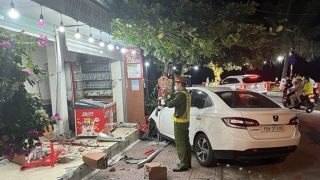 Ô tô lao vào nhà hàng, nữ chủ nhà bị thương nặng