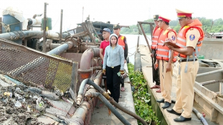 Nhiều đối tượng khai thác cát trái phép trên sông Đáy