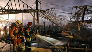 Cận cảnh chợ nổi hút khách của Thái Lan chìm trong biển lửa