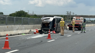 Xe ôtô lộn vòng rồi lật nghiêng trên cao tốc Vĩnh Hảo - Phan Thiết