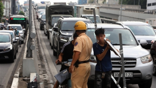 Ngông nghênh đi lên Vành đai 2 trên cao, cả loạt xe máy bị CSGT xử phạt