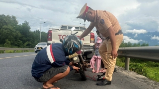 Chở con đến bệnh viện bằng xe máy, hai vợ chồng được CSGT kịp thời giúp đỡ