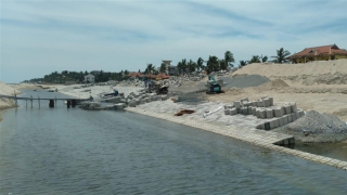 Làm gì để ngăn chặn xói lở bờ biển kéo dài, gây thiệt hại nghiêm trọng tại Hội An?