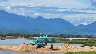 Có lệnh đóng cửa mỏ, vẫn múc cát dưới sông chở đi nơi khác