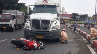 Va chạm với xe container, 2 người thương vong