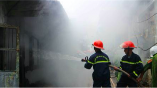 Dập tắt vụ cháy cửa hàng bán đồ chơi trẻ em ở trung tâm Đà Nẵng