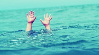 Tạm giữ nghi phạm ném bé trai xuống sông