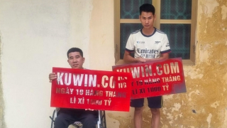 Hai thợ sơn đi các ngõ hẻm, phun quảng cáo “lì xì 1.000 tỷ” lên tường nhà dân