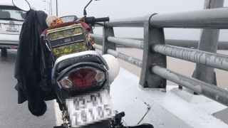 Mẹ ôm con 2 tuổi nhảy cầu Cổ Chiên