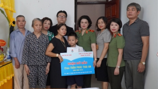 Đỡ đầu trẻ em mồ côi bước vào năm học mới