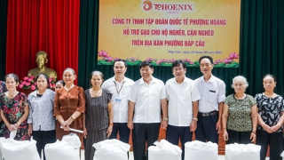 Tập đoàn Phượng Hoàng tặng quà bà con nghèo Đáp Cầu