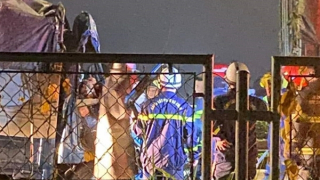 Xe tải tông đuôi container, hai người tử vong trong cabin