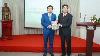 Tiếp nhận hiện vật báo chí tiếng Nhật về sự kiện Việt Nam thống nhất đất nước