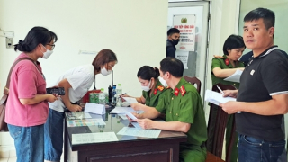 Xót xa ngóng tìm người thân trong vụ cháy chung cư mini