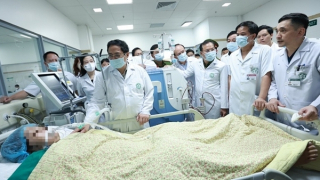 Thủ tướng đến bệnh viện thăm hỏi các nạn nhân vụ cháy chung cư mini