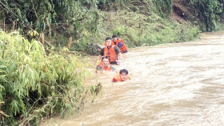 Lũ bất ngờ ở Lào Cai, 1 người bị cuốn trôi