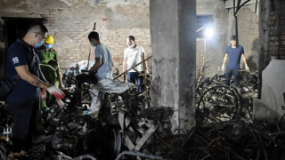 Công an khẩn trương khám nghiệm hiện trường vụ cháy chung cư mini