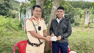 Nhặt được chiếc ví có 19 triệu đồng, CSGT tìm trả người đánh rơi