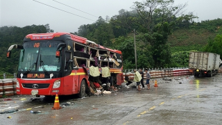 Xe khách va chạm xe tải trên đèo Lò Xo, 6 người thương vong