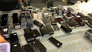 Truy tố nữ Việt kiều vận chuyển trái phép điện thoại qua đường hàng không