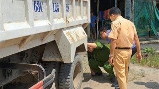 Xe ben lùi trúng người đàn ông mù bán vé số