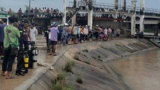 Nhóm học sinh rủ nhau tắm sông, 2 em mất tích