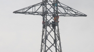 Ngồi vắt vẻo trên ngọn trụ điện cao thế... hóng gió