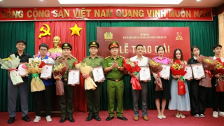 Trao giải nhiều cá nhân dự thi Tìm hiểu Luật phòng chống ma túy