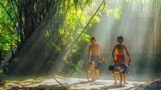 Miền Bắc ngày nắng gián đoạn, có mưa rào và giông bất chợt