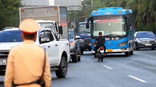 Xe máy quay đầu trốn chạy CSGT trên Đại lộ Thăng Long