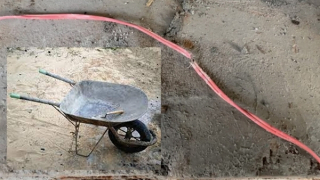 Đẩy xe rùa chở vật liệu xây dựng, bị điện giật tử vong