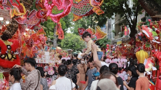 Đồ chơi Trung thu truyền thống vẫn chiếm lĩnh thị trường