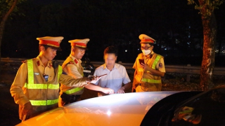 Tài xế chây ỳ cả tiếng đồng hồ, né tránh CSGT đo nồng độ cồn