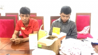 Dàn cảnh "trấn" tiền của shipper