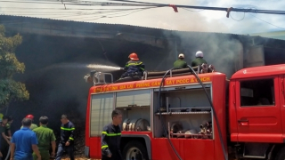 Nỗ lực dập tắt đám cháy tại kho nông sản