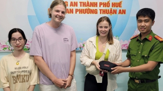 Du khách người Đức xúc động khi được Công an phường trao trả tài sản đánh rơi