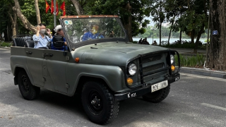 CSGT xử lý xe U-Oát mui trần vi phạm trên phố cổ