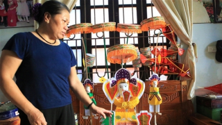 Về làng nghề còn duy nhất một gia đình sản xuất đồ chơi Trung thu truyền thống