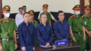 Cầm đá đánh chết người, 3 thanh niên “chia nhau” 45 năm tù