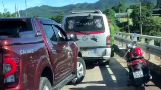 Tám ôtô vận chuyển 32 tấn đường nhập lậu bỏ chạy khi bị dừng kiểm tra