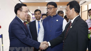 Chủ tịch Quốc hội đến Dhaka, bắt đầu thăm chính thức CHND Bangladesh