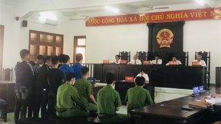 Dắt nhau vào tù sau cuộc hỗn chiến vì “nhìn đểu”