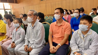 Vụ cháy chung cư mini: Hai bố con thoát chết ngoạn mục nhờ thùng nước tưới cây