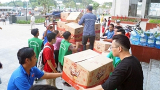 Tình người ở lại