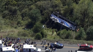 Mỹ: Xe buýt chở học sinh lao khỏi đường cao tốc, nhiều người thương vong