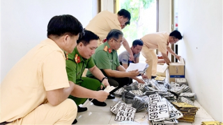 Công an Bạc Liêu tiêu hủy hồ sơ, biển số và biểu mẫu đăng ký xe