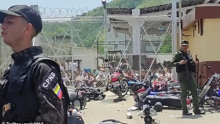 Venezuela đột kích nhà tù, phát hiện vườn thú và sòng bạc bên trong