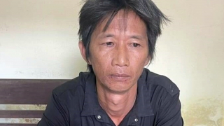 Xin tiền khách uống cà phê rồi đè đầu, xé quần cướp tài sản