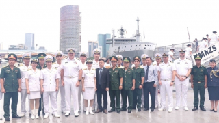 Tàu hải quân New Zealand thăm hữu nghị Việt Nam